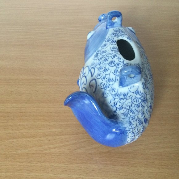 Vintage Chinese blue & white porcelain fish jar vase figurine - Picture 5 of 7